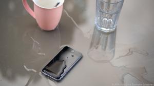 Eine kleine unfreiwillige Dusche macht vielen Smartphones zum Glück nichts aus
