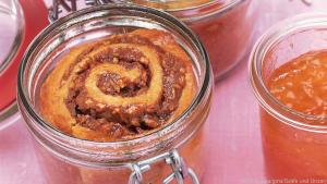 Die Rosenküchlein werden nach dem Backen mit Marillenmarmelade bestrichen
