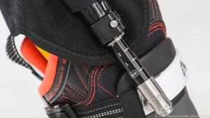 Über eine Halterung am Skischuh lässt sich Ski-Mojo mit wenigen Handgriffen anlegen