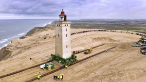 Der Turm wurde vorsichtig voran bewegt