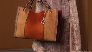 Taschen in Brauntönen halten einige Modeexperten aktuell für ein Muss