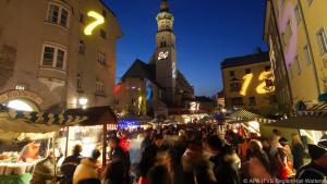 Die stimmungsvoll beleuchtete Haller Altstadt lädt zum Advent