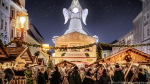 Stimmungsvoll und rustikal geht es bei der Welser Weihnachtswelt zu