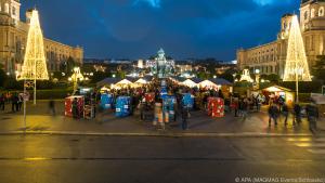 Adventstimmung im Weihnachtsdorf auf dem Maria-Theresien-Platz