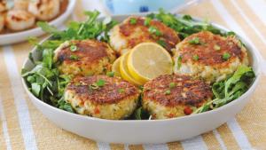 Kate Bowler stellt mit den Crab Cakes einen neuenglischen Küchenklassiker vor
