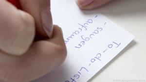Vorsätze, Projekte oder Ideen schriftlich zu notieren, entlastet das Gehirn