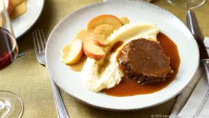 Karamellisierte Apfelspalten setzen dem Sauerbraten etwas Süße entgegen