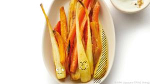 Bunte Gemüse-Pommes werden mit Naturjoghurt und Walnuss-Dip serviert