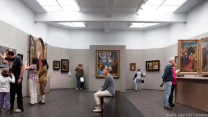 Besucher im Groeningemuseum in Brügge