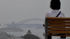 Das Sydney Opera House und die Harbour Bridge im Dunst von Buschfeuern