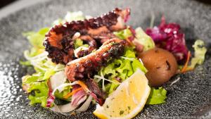 Tintenfisch unter der Ascheglocke ist das Hihglight der Dalmatinischen Küche