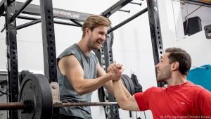HIIT stammt aus dem Ausdauersport, das Grundprinzip gibt es auch im Kraftsport