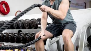 HIIT kann man mit vielen Sportarten kombinieren, auch mit Battle Rope Training
