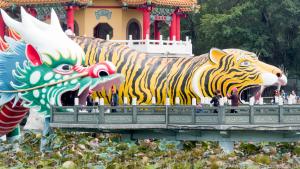 Doppelter Rachen: Drachen- und Tiger-Pagode in Kaohsiung am Lotossee