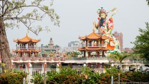 Weithin sichtbar - der taoistische Kriegsgott Xuan Wu am Lotossee von Kaohsiung