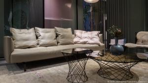 Die schlichte Couch Muud wurde für urbane Grundrisse entworfen