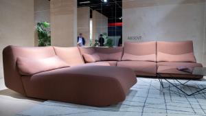 Für die Position zwischen Sitzen und Liegen ist die Couch Absent konzipiert