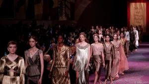 Bodenlange Kleider in Chiffon, Gold und Metallic - eine opulente Kollektion