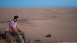 Weites Land: Maximilian Brommer schaut auf die Sahara-Wüste
