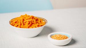 Die rötlich-orangefarbenen Spirelli-Nudeln wurden aus Roten Linsen zubereitet