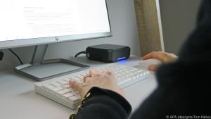Auch auf einer eng bemessenen Arbeitsfläche finden Mini-PCs Platz