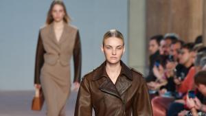 Großes Thema bei Ferragamo waren Leder und Hosenanzüge