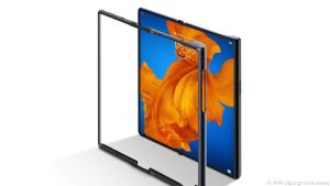 Eine Faltschutzhülle (links vor dem Gerät) legt Huawei dem Mate Xs gleich bei