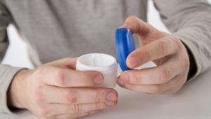 Pflegecreme kann bei Akne helfen - fetten darf sie allerdings nicht