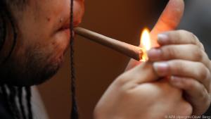 Joint anzünden und high sein: Amsterdam lebt auch vom Geschäft mit Cannabis