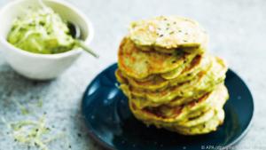 Nicht nur in den Teig für die Blinis kommt Match-Pulver, auch in den Aufstrich