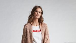 Flare Jeans mit weit ausgestelltem Bein sind auch ein Element der Siebziger