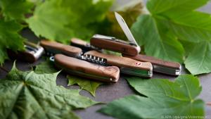 Im Trend liegen Taschenmesser mit Aluminium- und auch Holzschalen
