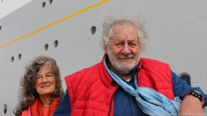 Perfekte Stadtführer: Chiem van Houweninge und seine Frau vor der "Rotterdam"