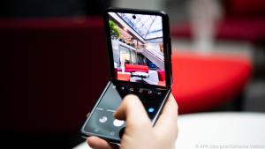 Die Kamera-App des Galaxy Z Flip schaltet im geklappten Modus in eine spezielle Ansicht