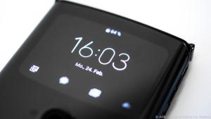 Das Außendisplay des Motorola Razr 2019 zeigt SMS und andere Nachrichten an
