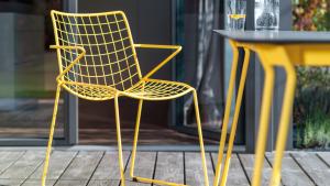 Gelb gilt bei Gartenmöbeln als die neue Trendfarbe