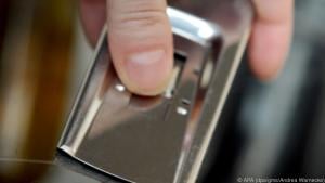 Verkrustungen auf Glaskeramikkochfeldern reinigt man mit einem Glasschaber