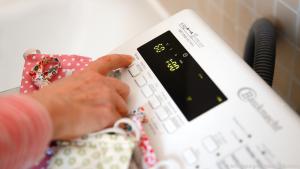 Die Alltagsmasken werden in der Waschmaschine wieder sauber - bei 60 Grad