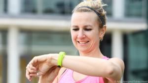 Mit Schrittzähler, Stoppuhr und Pulsmesser kommen die meisten Fitnessarmbänder aus
