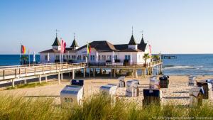 Seebrücke Ahlbeck auf Usedom - der Ort zählt zu den berühmten Kaiserbädern
