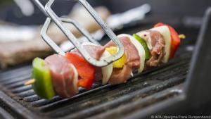 Ohne sie geht es nicht: Die Grillzange gehört zu den wichtigsten Utensilien