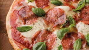 Auf einem Pizzastein gelingt die Pizza auf jedem Grill