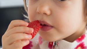 Für Kleinkinder sind Obstsorten mit wenig Zucker ideal - Erdbeeren zählen dazu