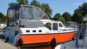 Zuhause auf dem Wasser: die "Heidi" im Hafen von Plau