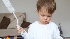 Auffällig bunte Flaschen voller Reinigungsmittel ziehen Kinder magisch an