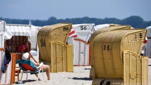 An der runden Haube erkennt man den Ostsee-Strandkorb