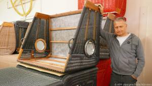 Dirk Mund neben den zukünftigen Modellen mit Massagefunktion und Soundsystem