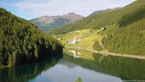 Rund um den Durnholzer See führt ein malerischer, familientauglicher Wanderweg