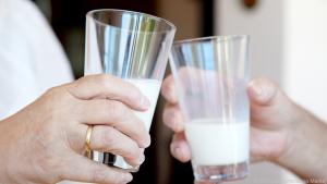 Calcium ist gut für die Knochen - der Mineralstoff steckt zum Beispiel in Milch