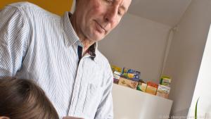 Wer Kinder beim Kochen miteinbezieht, weckt spielerisch ihr Interesse